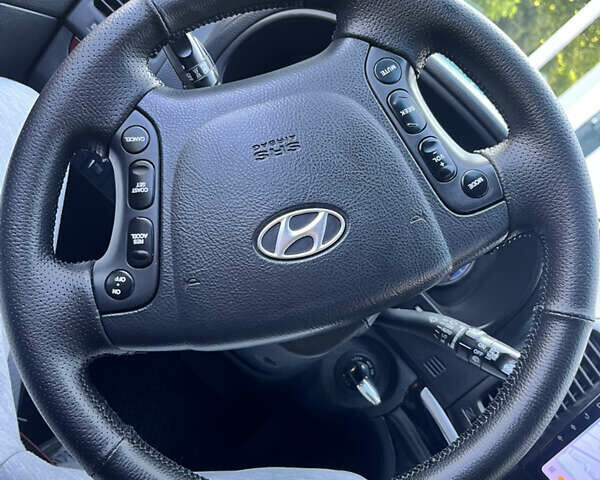 Сірий Хендай Санта Фе, об'ємом двигуна 2.19 л та пробігом 320 тис. км за 10000 $, фото 9 на Automoto.ua