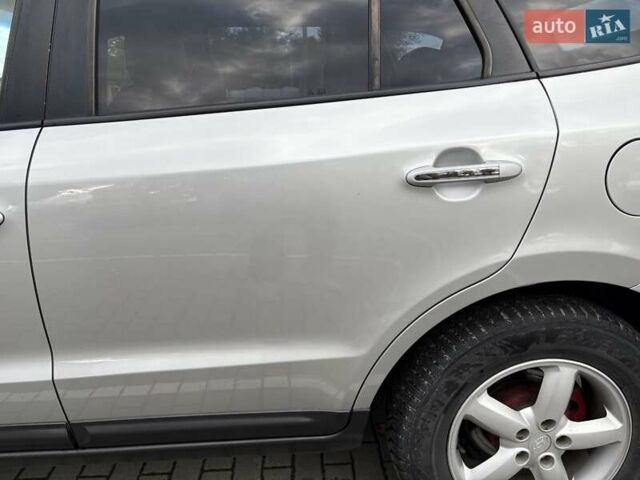 Серый Хендай Санта Фе, объемом двигателя 2.19 л и пробегом 276 тыс. км за 8550 $, фото 21 на Automoto.ua