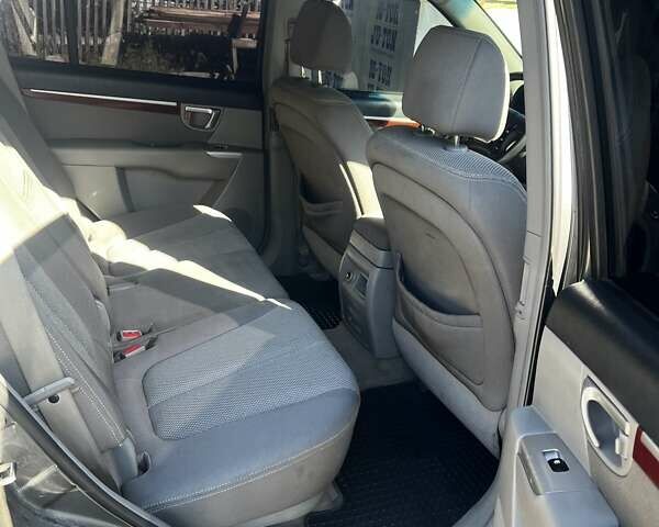 Серый Хендай Санта Фе, объемом двигателя 2.19 л и пробегом 325 тыс. км за 8250 $, фото 12 на Automoto.ua