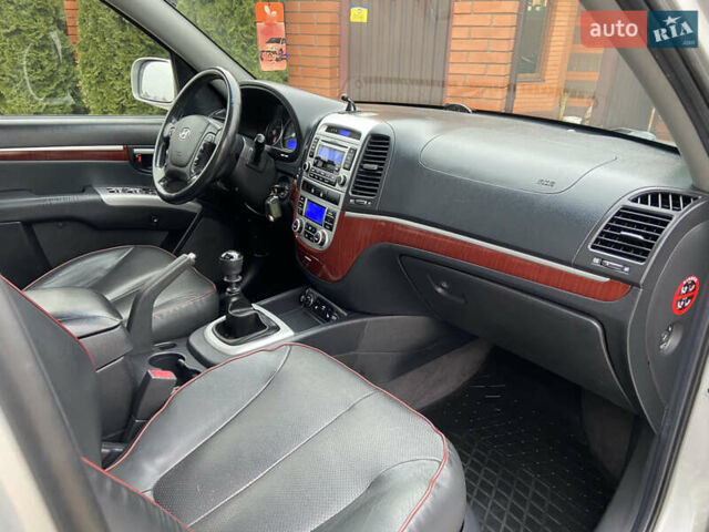 Сірий Хендай Санта Фе, об'ємом двигуна 2.19 л та пробігом 189 тис. км за 7950 $, фото 52 на Automoto.ua