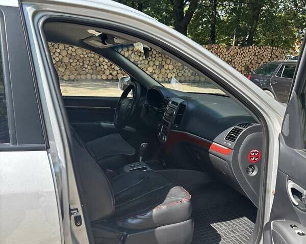 Серый Хендай Санта Фе, объемом двигателя 2.19 л и пробегом 380 тыс. км за 9500 $, фото 6 на Automoto.ua