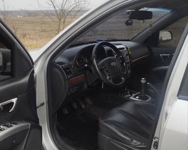 Серый Хендай Санта Фе, объемом двигателя 2.2 л и пробегом 297 тыс. км за 9299 $, фото 15 на Automoto.ua