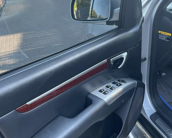 Серый Хендай Санта Фе, объемом двигателя 2.19 л и пробегом 280 тыс. км за 9000 $, фото 12 на Automoto.ua