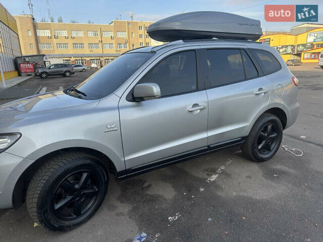Серый Хендай Санта Фе, объемом двигателя 2.7 л и пробегом 198 тыс. км за 10800 $, фото 1 на Automoto.ua