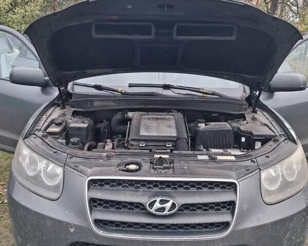 Серый Хендай Санта Фе, объемом двигателя 2.2 л и пробегом 297 тыс. км за 5000 $, фото 16 на Automoto.ua