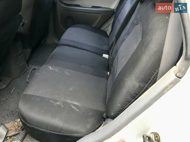 Серый Хендай Санта Фе, объемом двигателя 2 л и пробегом 170 тыс. км за 2500 $, фото 9 на Automoto.ua