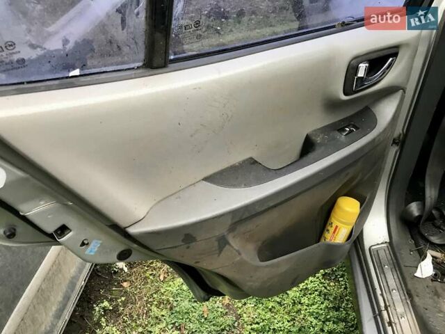 Серый Хендай Санта Фе, объемом двигателя 2 л и пробегом 170 тыс. км за 2500 $, фото 11 на Automoto.ua