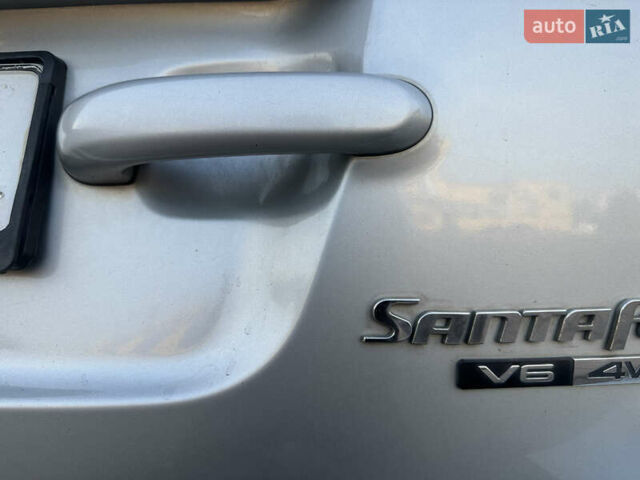 Серый Хендай Санта Фе, объемом двигателя 2.7 л и пробегом 198 тыс. км за 10800 $, фото 13 на Automoto.ua