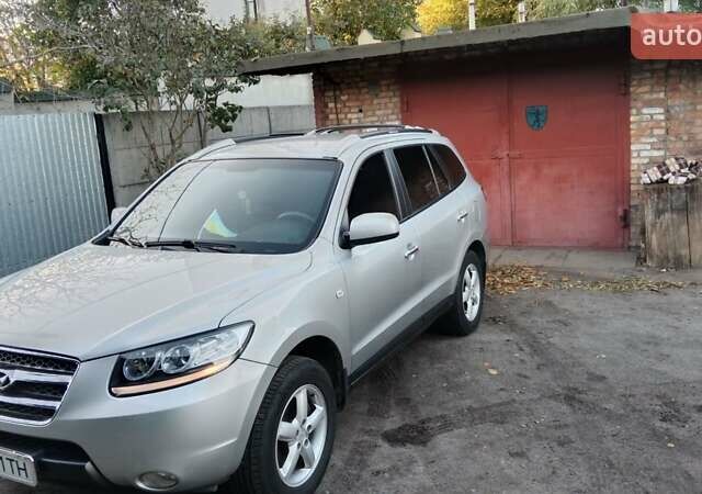 Серый Хендай Санта Фе, объемом двигателя 2.2 л и пробегом 215 тыс. км за 10500 $, фото 6 на Automoto.ua