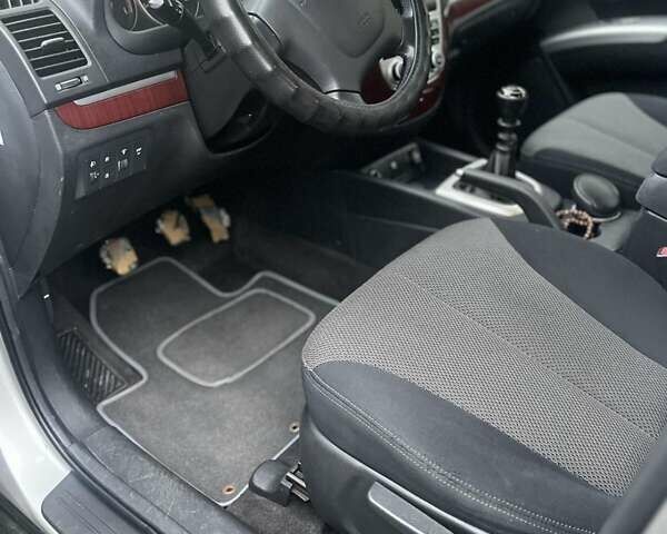 Серый Хендай Санта Фе, объемом двигателя 2.19 л и пробегом 285 тыс. км за 8700 $, фото 12 на Automoto.ua