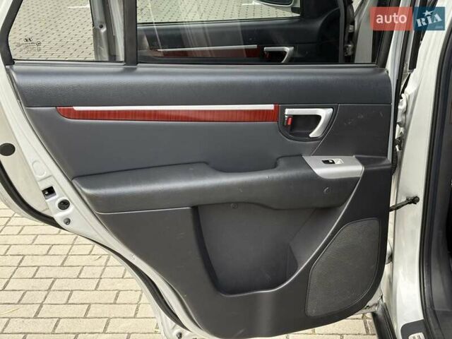 Серый Хендай Санта Фе, объемом двигателя 2.19 л и пробегом 276 тыс. км за 8550 $, фото 45 на Automoto.ua