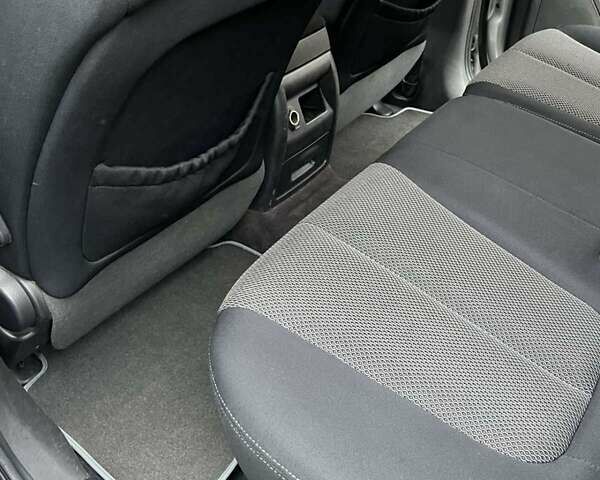 Серый Хендай Санта Фе, объемом двигателя 2.19 л и пробегом 285 тыс. км за 8700 $, фото 16 на Automoto.ua