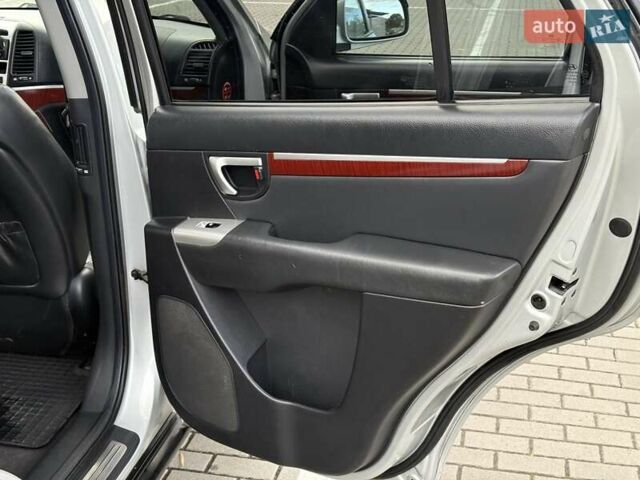 Серый Хендай Санта Фе, объемом двигателя 2.19 л и пробегом 276 тыс. км за 8550 $, фото 48 на Automoto.ua