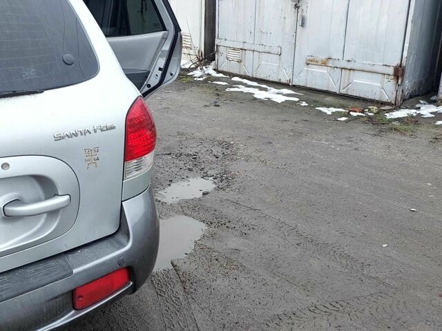 Серый Хендай Санта Фе, объемом двигателя 2 л и пробегом 200 тыс. км за 7650 $, фото 9 на Automoto.ua