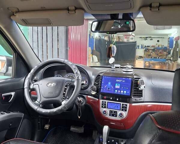 Серый Хендай Санта Фе, объемом двигателя 2.19 л и пробегом 296 тыс. км за 9700 $, фото 9 на Automoto.ua