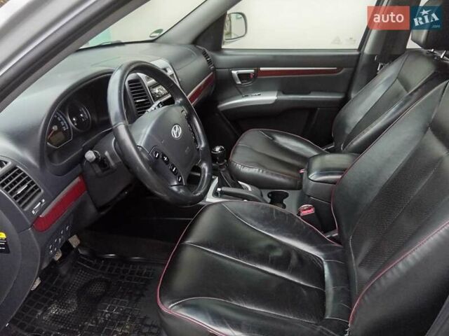 Серый Хендай Санта Фе, объемом двигателя 2.19 л и пробегом 323 тыс. км за 7990 $, фото 13 на Automoto.ua