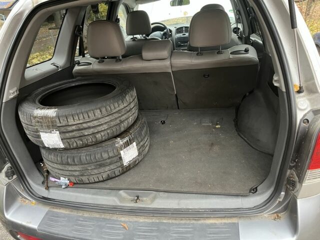 Серый Хендай Санта Фе, объемом двигателя 2.4 л и пробегом 200 тыс. км за 2500 $, фото 6 на Automoto.ua