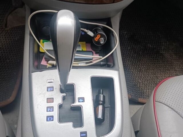 Серый Хендай Санта Фе, объемом двигателя 2.2 л и пробегом 254 тыс. км за 9300 $, фото 4 на Automoto.ua