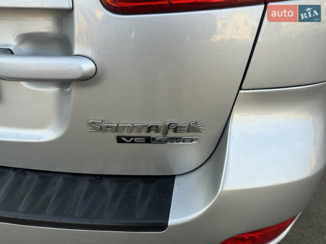 Серый Хендай Санта Фе, объемом двигателя 2.7 л и пробегом 198 тыс. км за 10800 $, фото 8 на Automoto.ua