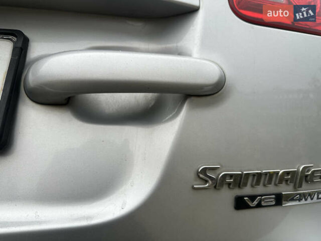 Серый Хендай Санта Фе, объемом двигателя 2.7 л и пробегом 198 тыс. км за 10800 $, фото 25 на Automoto.ua