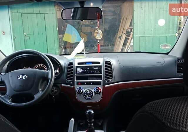 Серый Хендай Санта Фе, объемом двигателя 2.2 л и пробегом 215 тыс. км за 10500 $, фото 13 на Automoto.ua