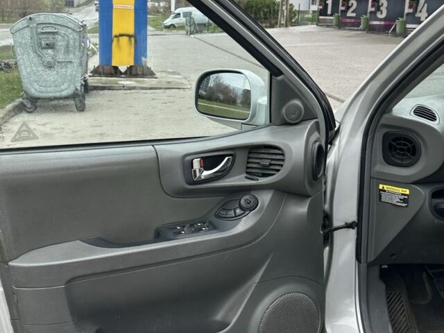 Сірий Хендай Санта Фе, об'ємом двигуна 2 л та пробігом 235 тис. км за 4000 $, фото 7 на Automoto.ua