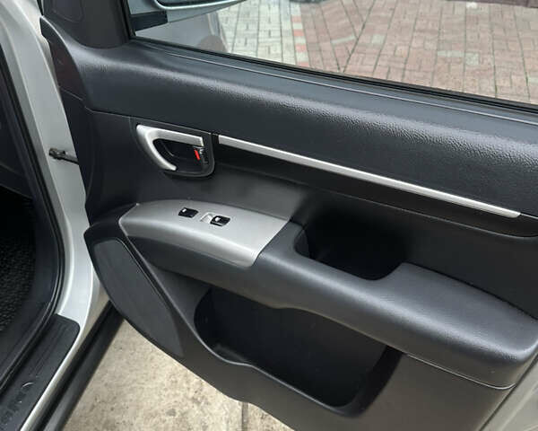 Серый Хендай Санта Фе, объемом двигателя 2.7 л и пробегом 198 тыс. км за 10800 $, фото 33 на Automoto.ua