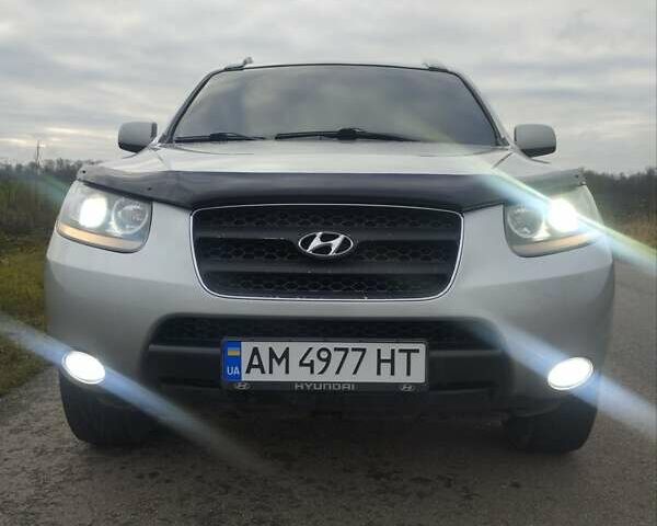 Серый Хендай Санта Фе, объемом двигателя 2.2 л и пробегом 297 тыс. км за 9299 $, фото 4 на Automoto.ua