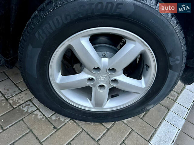 Серый Хендай Санта Фе, объемом двигателя 2.19 л и пробегом 260 тыс. км за 8950 $, фото 56 на Automoto.ua