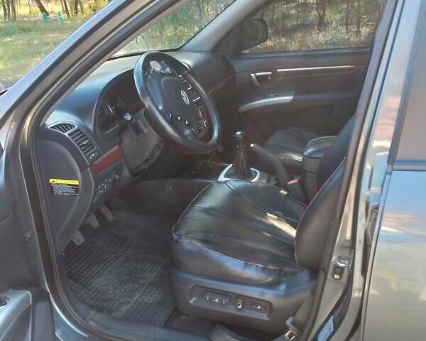 Сірий Хендай Санта Фе, об'ємом двигуна 2.19 л та пробігом 240 тис. км за 9500 $, фото 7 на Automoto.ua