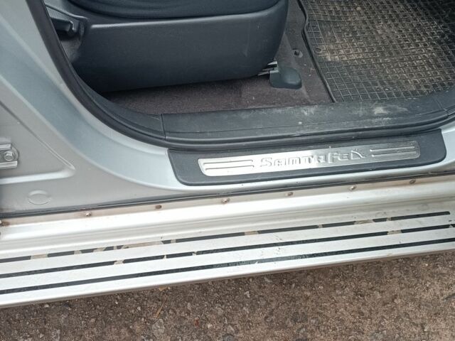 Серый Хендай Санта Фе, объемом двигателя 2 л и пробегом 290 тыс. км за 5000 $, фото 14 на Automoto.ua