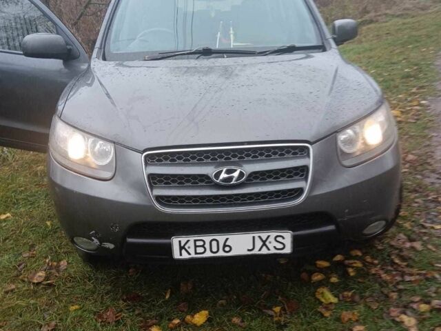 Серый Хендай Санта Фе, объемом двигателя 2.2 л и пробегом 261 тыс. км за 4500 $, фото 3 на Automoto.ua