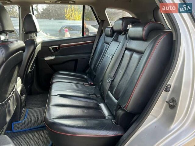 Серый Хендай Санта Фе, объемом двигателя 2.19 л и пробегом 344 тыс. км за 8990 $, фото 9 на Automoto.ua