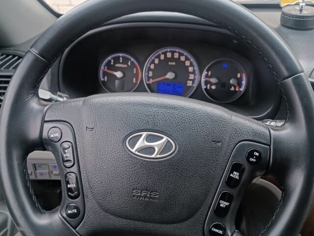 Серый Хендай Санта Фе, объемом двигателя 2.2 л и пробегом 254 тыс. км за 9300 $, фото 5 на Automoto.ua