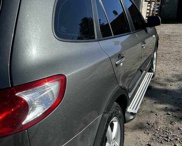 Серый Хендай Санта Фе, объемом двигателя 2.19 л и пробегом 325 тыс. км за 8250 $, фото 11 на Automoto.ua