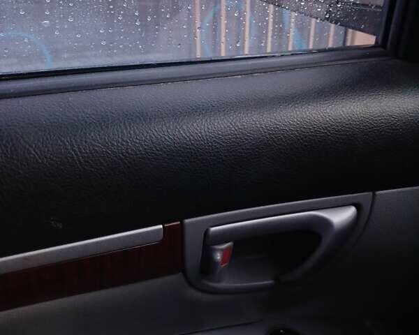 Серый Хендай Санта Фе, объемом двигателя 2.19 л и пробегом 240 тыс. км за 8400 $, фото 4 на Automoto.ua