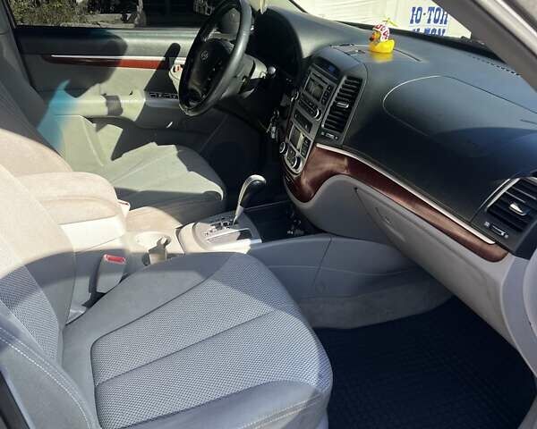 Серый Хендай Санта Фе, объемом двигателя 2.19 л и пробегом 325 тыс. км за 8250 $, фото 8 на Automoto.ua