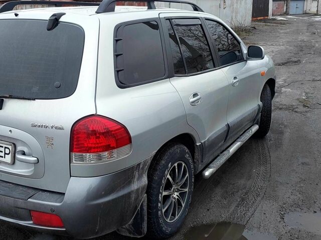 Серый Хендай Санта Фе, объемом двигателя 2 л и пробегом 200 тыс. км за 7650 $, фото 3 на Automoto.ua