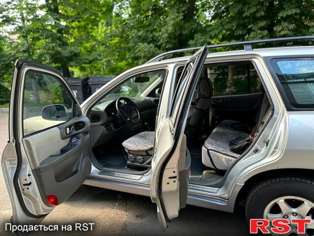 Серый Хендай Санта Фе, объемом двигателя 2 л и пробегом 132 тыс. км за 6700 $, фото 4 на Automoto.ua