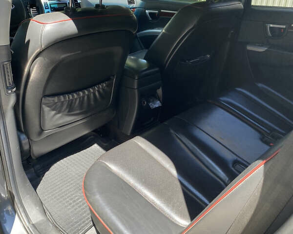 Серый Хендай Санта Фе, объемом двигателя 2.7 л и пробегом 215 тыс. км за 9700 $, фото 5 на Automoto.ua