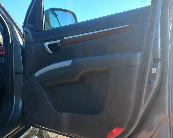 Серый Хендай Санта Фе, объемом двигателя 2.7 л и пробегом 197 тыс. км за 8600 $, фото 13 на Automoto.ua