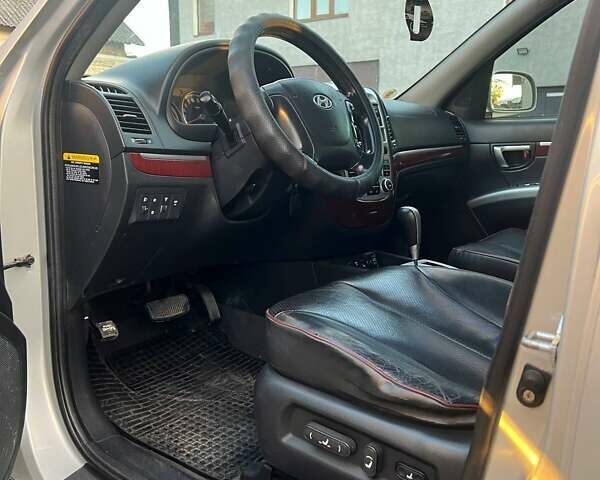 Серый Хендай Санта Фе, объемом двигателя 2.19 л и пробегом 314 тыс. км за 8700 $, фото 6 на Automoto.ua