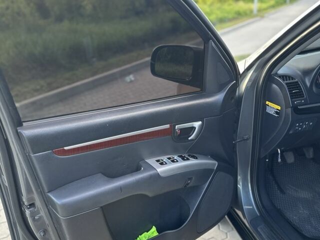 Серый Хендай Санта Фе, объемом двигателя 2.2 л и пробегом 325 тыс. км за 9500 $, фото 5 на Automoto.ua