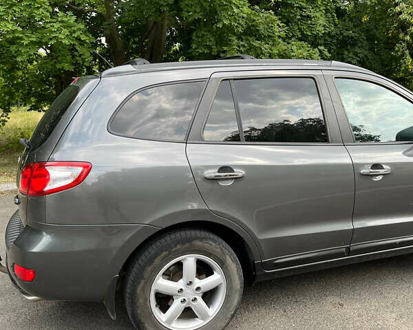 Серый Хендай Санта Фе, объемом двигателя 2.19 л и пробегом 285 тыс. км за 9800 $, фото 7 на Automoto.ua