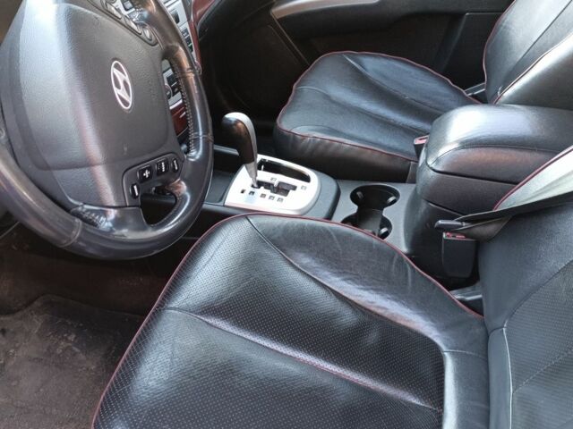 Серый Хендай Санта Фе, объемом двигателя 2.2 л и пробегом 240 тыс. км за 5300 $, фото 6 на Automoto.ua