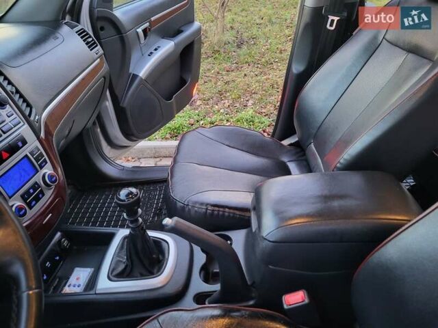 Серый Хендай Санта Фе, объемом двигателя 2.19 л и пробегом 302 тыс. км за 9990 $, фото 120 на Automoto.ua