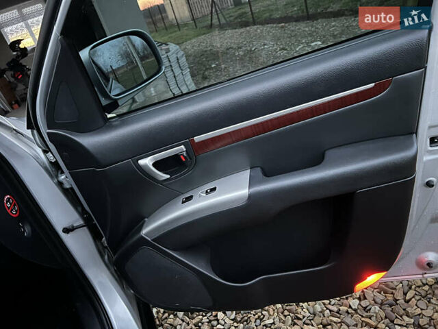 Серый Хендай Санта Фе, объемом двигателя 2.2 л и пробегом 205 тыс. км за 10300 $, фото 30 на Automoto.ua