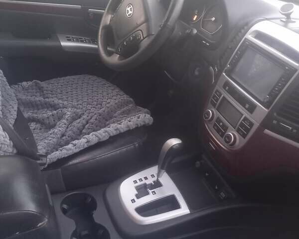 Серый Хендай Санта Фе, объемом двигателя 2.19 л и пробегом 231 тыс. км за 10000 $, фото 5 на Automoto.ua