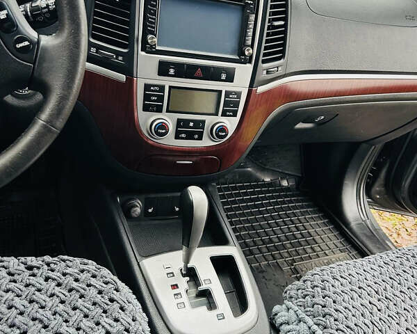 Сірий Хендай Санта Фе, об'ємом двигуна 2.19 л та пробігом 233 тис. км за 10000 $, фото 7 на Automoto.ua