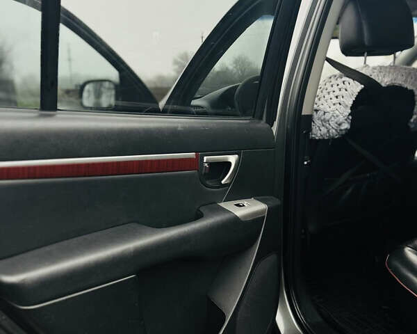 Сірий Хендай Санта Фе, об'ємом двигуна 2.19 л та пробігом 233 тис. км за 10000 $, фото 15 на Automoto.ua